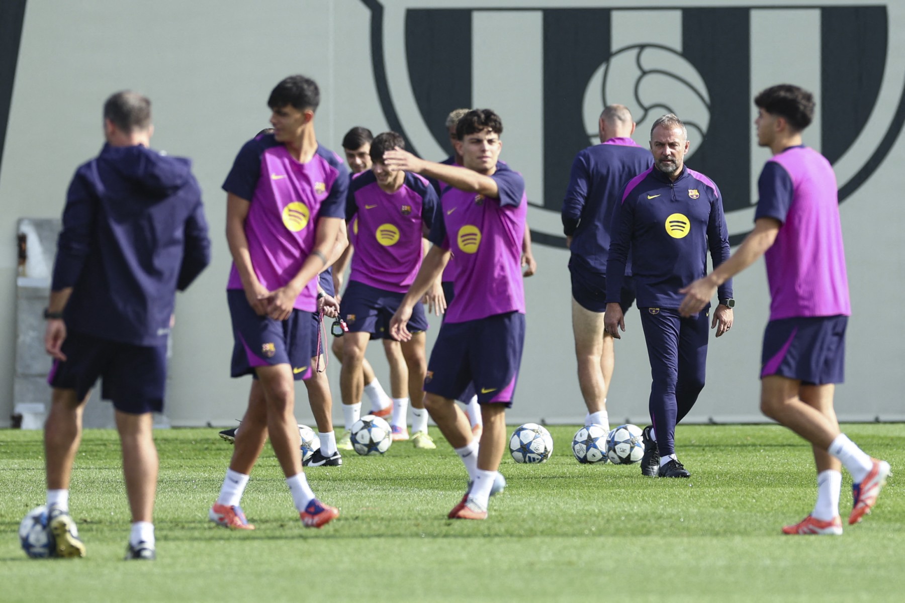 جانب من تدريبات برشلونة الإسباني