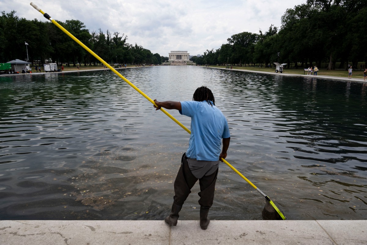 Worker cleans White House Reflecting Pool