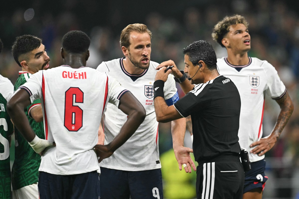 لاعبو منتخب إنجلترا يتناقشون مع حكم المباراة