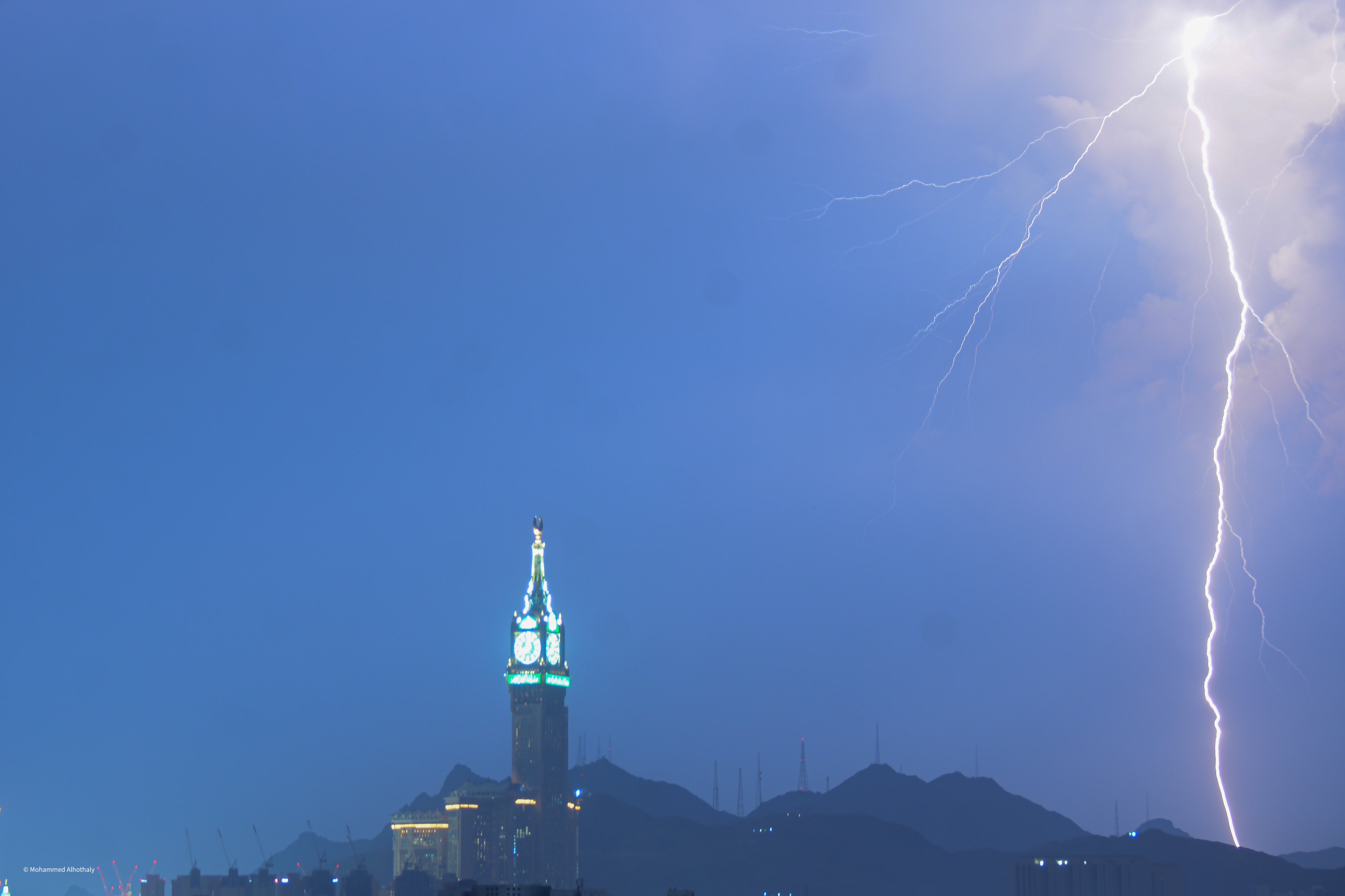 برق يضرب برج الساعة