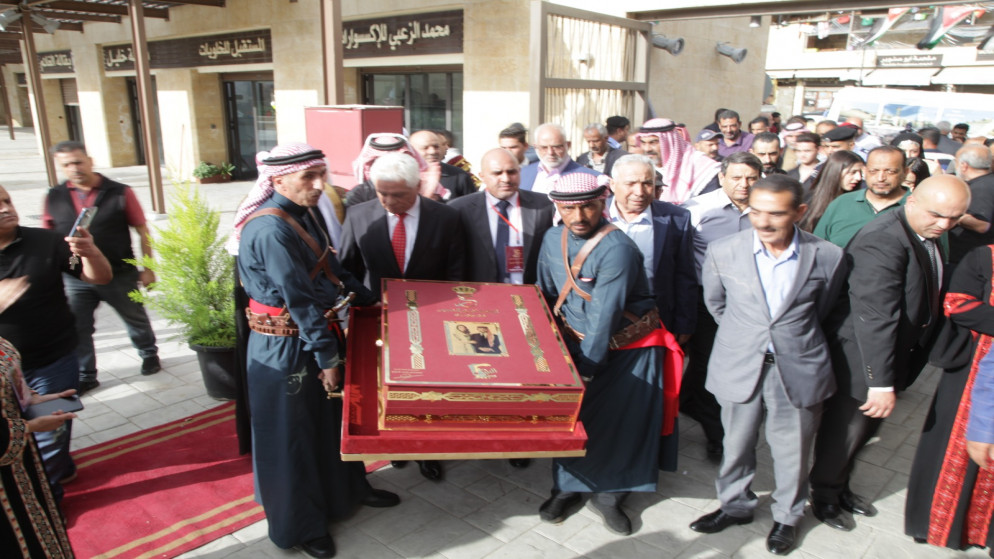 أردنيون يطلقون أكبر كتاب مباركة للأمير الحسين