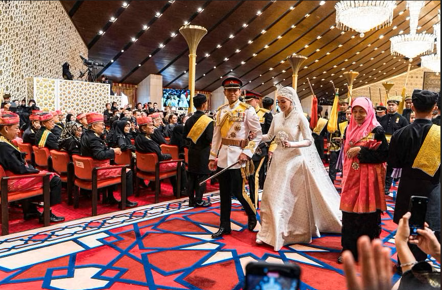 الأمير عبد المتين وزوجته أنيشا 