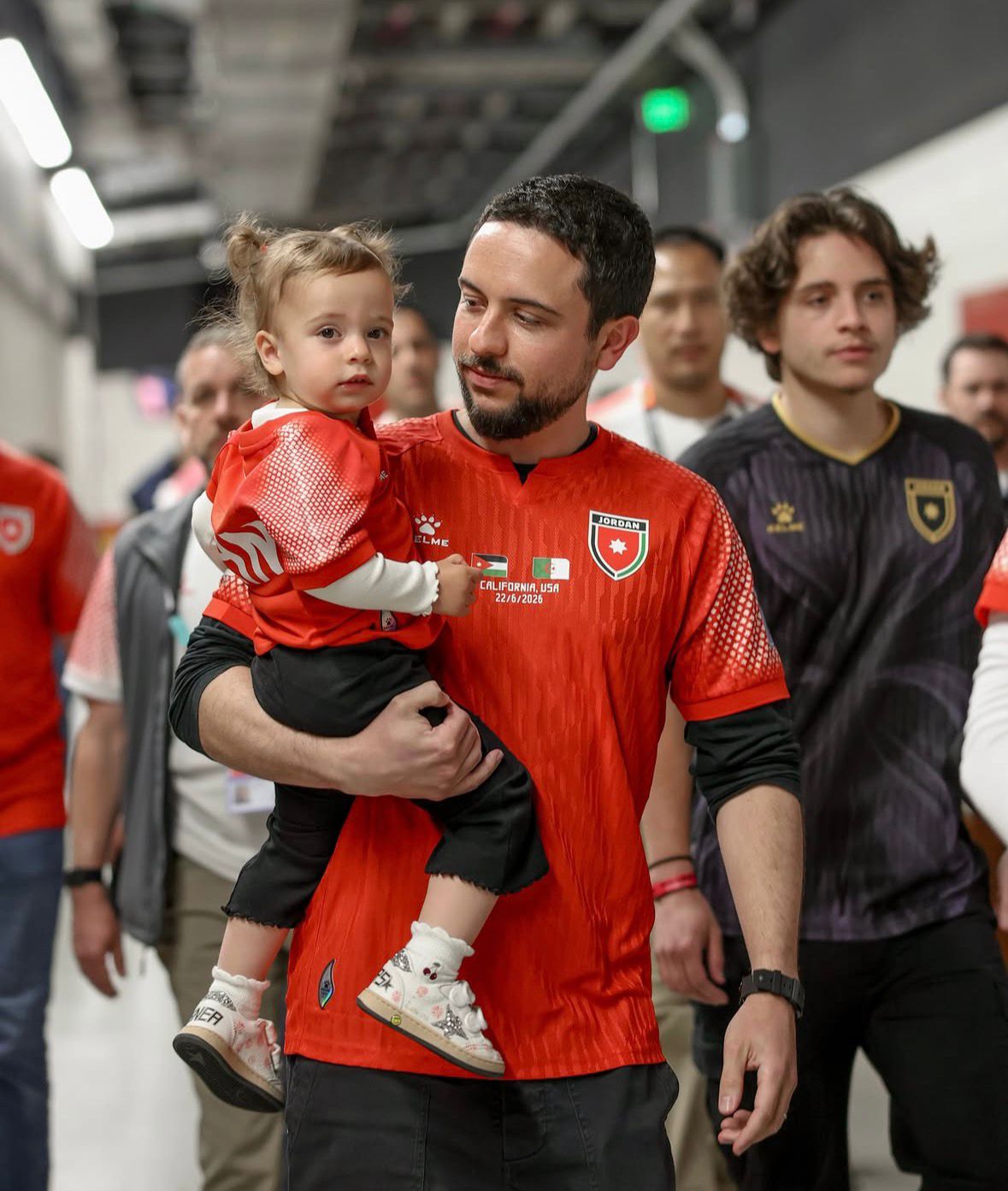 بقميص المنتخب الأردني.. طفلة القصر الهاشمي تخطف الأنظار