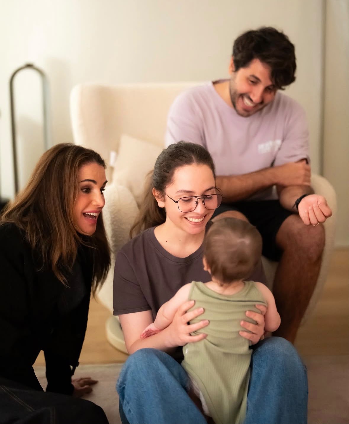 بصورة عائلية مؤثرة.. الملكة رانيا تعلن حمل الأميرة إيمان بطفلها الثاني