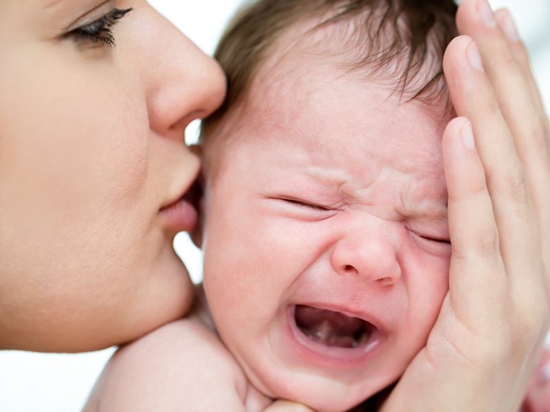 كيف تتصرف في حالة البكاء الشديد للأطفال؟