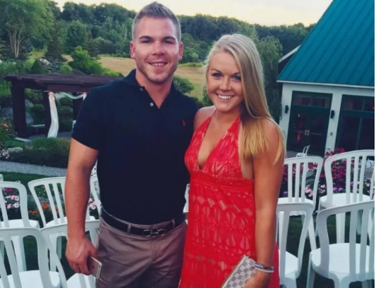 كارولين ليفيت وشقيقها مايكل ليفيت