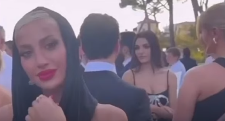 Model Roz and Hande Erçel bold outfits
