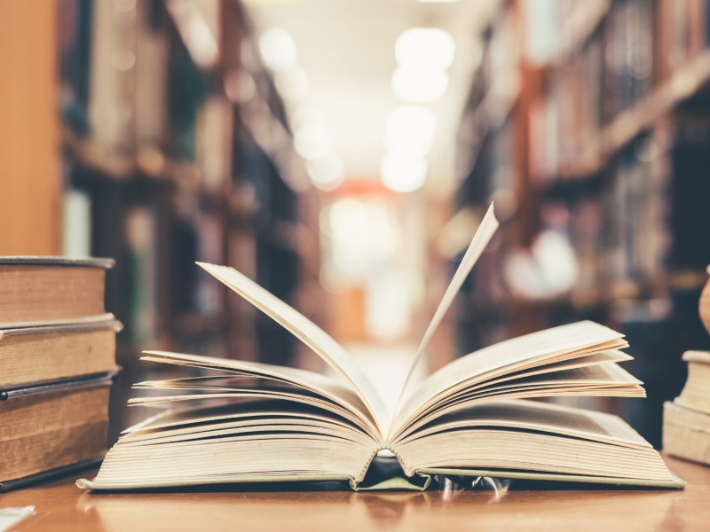 ما تفسير الحلم بكتاب أو ورقة فارغة في المنام؟