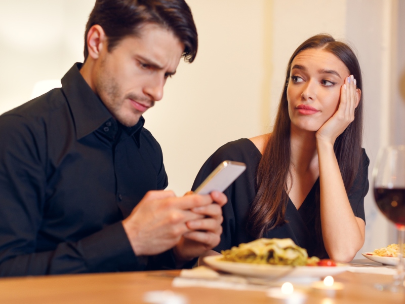 ما هو الهروب إلى العالم الرقمي وكيف يؤثر على العلاقات؟