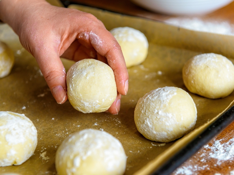 قطع البيتزا بصلصة المارينارا