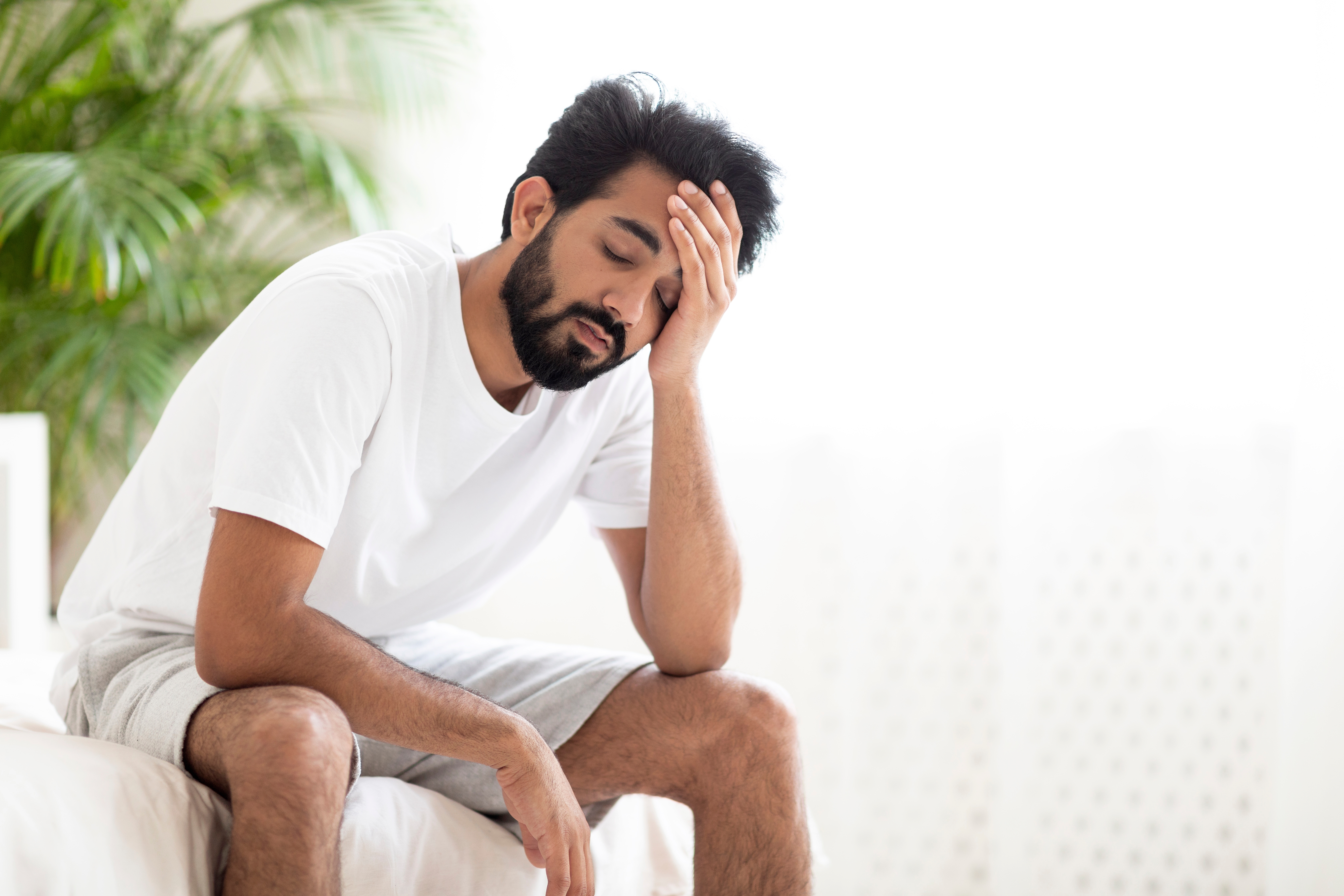 هل تعاني منها؟ علامات قد تشير إلى نقص فيتامين D عند الرجال