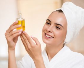 هل يساعد زيت الزيتون في إضاءة وتفتيح الوجه؟