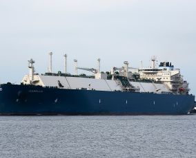 احتجاز 18 من أفراد طاقم الناقلة الأجنبية