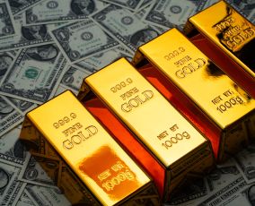 الذهب يستقر والفضة قرب مستوى قياسي