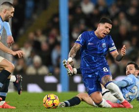 تشيلسي الجريح يحل ضيفًا على مانشستر سيتي في ظل غياب مدربه