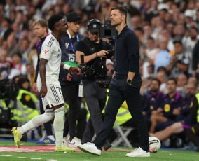 تقارير تكشف خلفية التوتر بين فينيسيوس وتشابي ألونسو