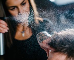 أفضل أنواع سبراي تثبيت للشعر للرجال والنساء