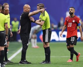 Egypt's coach argues with referee in Argentina vs Egypt quarter final match of 2026 FIFA World Cup