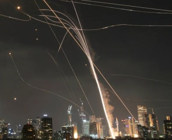 إطلاق صواريخ