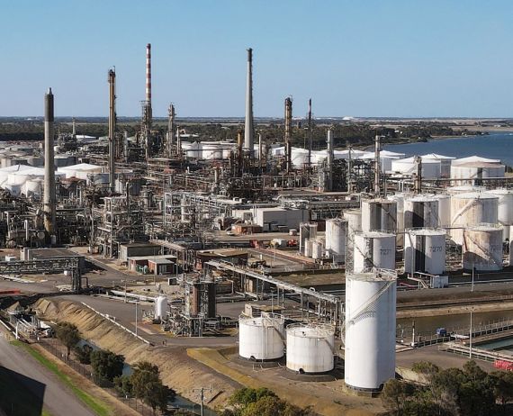 Massive blaze engulfs Geelong oil refinery in Australia 