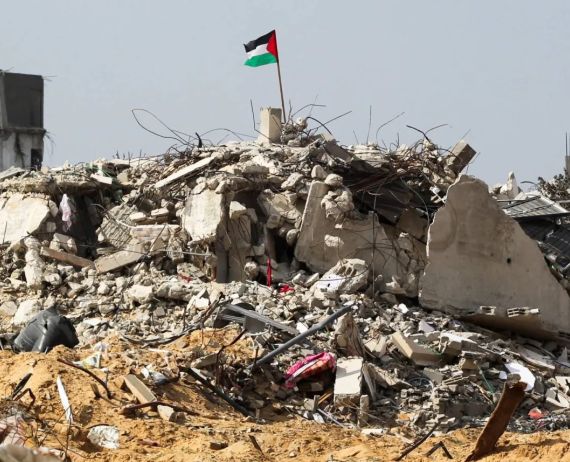 علم فلسطين فوق الركام