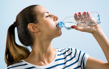 ما هي كمية الماء الواجب شربها يوميا في رمضان؟