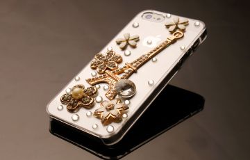 Caviar Unveils $70,000 Gold-and-Diamond iPhone