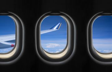  محاولة فتح باب الطائرة أثناء التحليق