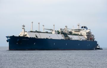 احتجاز 18 من أفراد طاقم الناقلة الأجنبية