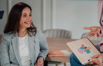 أفكار تنسيق البليزر في أجواء متقلبة… أناقة ودفء للمرأة العاملة