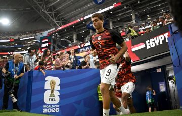 حمزة عبدالكريم خلال إحماء منتخب مصر في كأس العالم 2026
