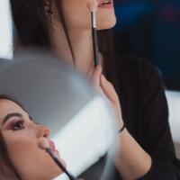تعرفي على مضار عدم إزالة الماكياج قبل النوم