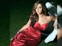 Emmy Salem posts photos on the beach, but tries not to show the swimsuit that she wears by cropping her pictures emysalemofficial Instagram