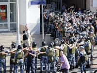 Servicemen of the Russian National Guard block an area during an unauthorised rally demanding independent and opposition candidates be allowed to run for office in local election in September, in downtown Moscow on July 27, 2019.  Maxim ZMEYEV / AFP