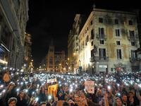 Protesters turn their smartphones' torches on during a protest in front of the Spanish national police headquarters in Barcelona on October 20, 2019. LLUIS GENE / AFP