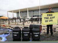 Greenpeace activists demonstrate in front of Planalto Palace in Brasilia, Brazil, Wednesday, October 23, 2019. Sérgio Lima / AFP