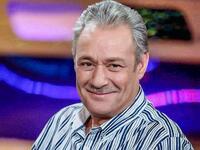 فاروق الفيشاوي: ممثل مصري، حاصل على البكالوريوس في الطب، وليسانس الآداب، شارك في أكثر من مائة وثلاثين عملًا دراميًا بين السينما والتلفزيون، تزوج من الممثلة سمية الألفي، توفي في القاهرة عن 67 عامًا.