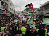 A parliamentary session planned, Sunday, to submit an urgent memo requesting a ban on gas purchases from Israel. Twitter