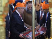 United Nations Secretary-General Antonio Guterres (L) receives a souvenir from Shrine officials during his visit to the Sikh Shrine of Baba Guru Nanak Dev at Gurdwara Darbar Sahib in the Pakistani town of Kartarpur, near the Indian border, on February 18, 2020. Aamir QURESHI / AFP