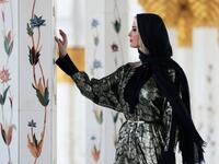 تألقت "إيفانكا ترامب" في مسجد الشيخ زايد بعباءة كحلية حريرية مُزيَّنة بزخارف ذهبية اللون من توقيع العلامة التجارية الإماراتية Layeur، وهي معروضة للبيع على موقع The Modist مقابل 3.270 درهم.