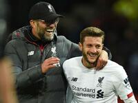 لاعب الوسط الإنجليزي آدم لالانا (ليفربول)