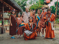 Ashaninkas and tourist group, natives of the jungle of Peru (Shutterstock)