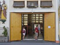 People wearing face masks stand and pray outside an empty Quiapo church, usually filled with devotees during Fridays but now closed due to restrictions to stop the spread of the COVID-19 coronavirus, in Manila on March 27, 2020. Catholic church authorities closed all its churches in line with the government's imposed enhanced quarantine as a preventive measure against COVID-19. Ted ALJIBE / AFP