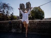 Syrian dancer and choreographer Yara al-Hasbani performs a dance on the empty Trocadero square in Paris on April 22, 2020. Sameer Al-DOUMY / AFP