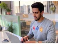 يمضي المُنشد الكويتي حمود الخضر وقته في أحد فنادق مدينة إسطنبول التركية وفي إنتظار العودة إلى الكويت قريبًا.