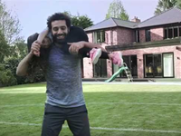 ظهر نجم كرة القدم المصري محمد صلاح في إعلان شركة "فودافون"، وحصل على أجر وصل إلى 2.3 مليون دولار (ما يقرب من 44 مليون جنيه مصري).