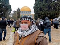 فلسطين: فرضت عقوبة من 20-50 دينار أردني (100-250 شيكل) لكل شخص لا يضع الكمامة والقفازات في الأماكن العامة.