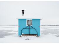 المركز الأول – العمارة: للمصورة "ساندرا هيربر" / العنوان: Ice Fishing Hut XV. تم غلتقاطها في شتاء مانيتوبا بكندا فعندما تنخفض درجة الحرارة ويتشكل الجليد السميك تستضيف البحيرات والأنهار في المقاطعة بعض العمارة الشعبية المذهلة في شكل أكواخ صيد على الجليد. 