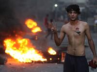 An Iraqi demonstrator gestures during clashes with security forces in al-Tayaran square in central Baghdad on July 27, 2020 during the ongoing anti-government protest due to poor public services. AHMAD AL-RUBAYE / AFP
