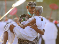 عدم تمكين أي شخص من القائمين على مسار الحج، لديه أعراض مشابهة للإنفلونزا (سخونة، سعال، سيلان الأنف، احتقان الحلق أو فقدان مفاجئ لحاستي الشم والذوق) من العمل حتى زوال الأعراض والحصول على قرار التعافي حسب تقرير الطبيب المعالج.